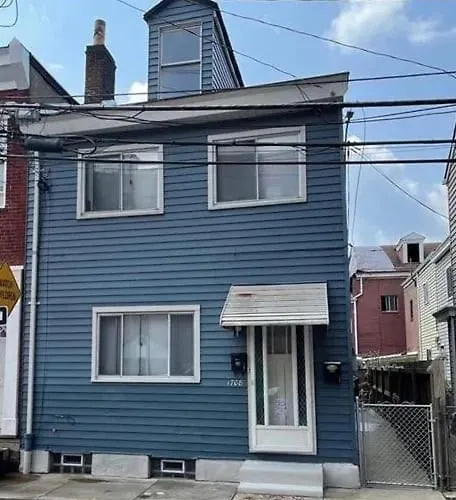 Apartment 3 Bedroom Southside Pad - Sleeps 8 - Amazing Location Pittsburgh