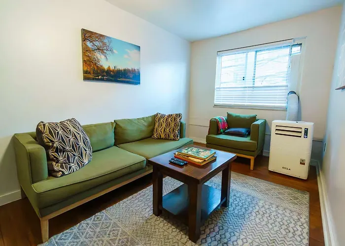 3 Bedroom Southside Pad - Sleeps 8 - Amazing Location Pittsburgh