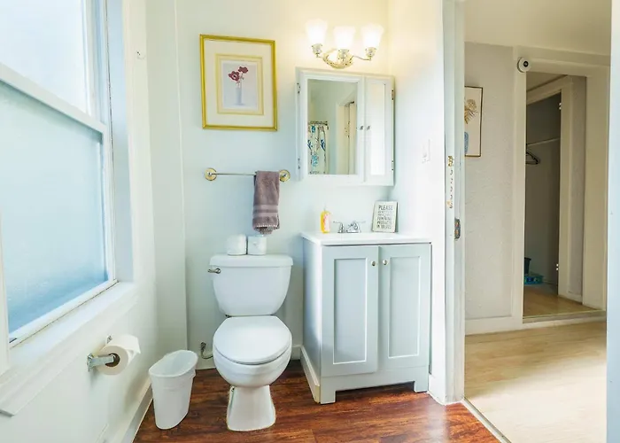 3 Bedroom Southside Pad - Sleeps 8 - Amazing Location Apartment