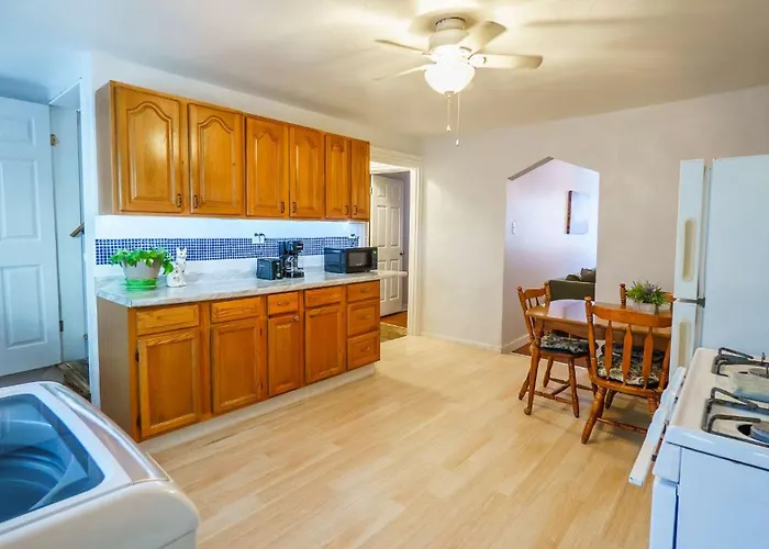 Apartment 3 Bedroom Southside Pad - Sleeps 8 - Amazing Location