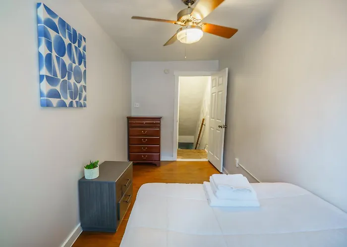 3 Bedroom Southside Pad - Sleeps 8 - Amazing Location Apartment *