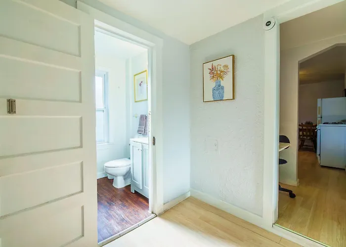 Apartment 3 Bedroom Southside Pad - Sleeps 8 - Amazing Location Pittsburgh
