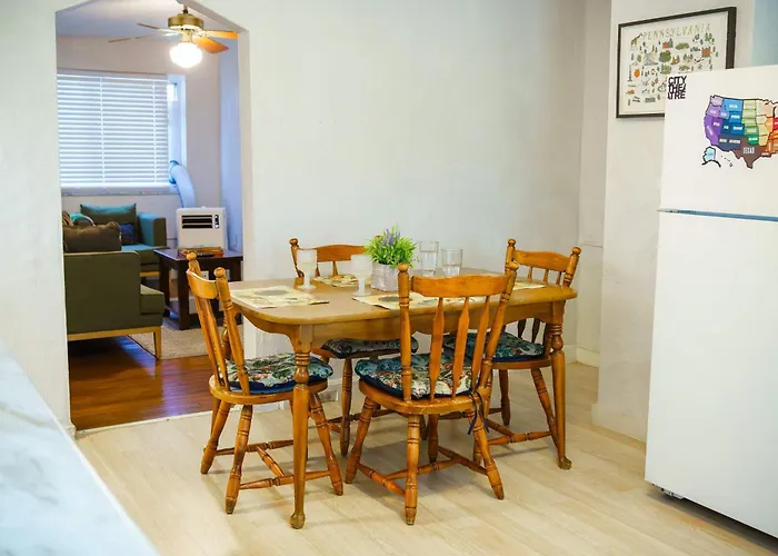 Apartment 3 Bedroom Southside Pad - Sleeps 8 - Amazing Location