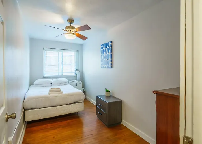 3 Bedroom Southside Pad - Sleeps 8 - Amazing Location Apartment *