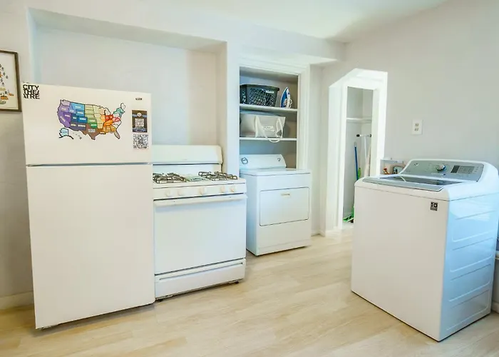 Apartment 3 Bedroom Southside Pad - Sleeps 8 - Amazing Location *