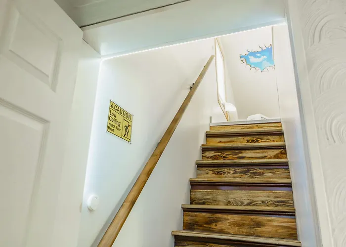 3 Bedroom Southside Pad - Sleeps 8 - Amazing Location Apartment