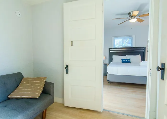 Apartment 3 Bedroom Southside Pad - Sleeps 8 - Amazing Location