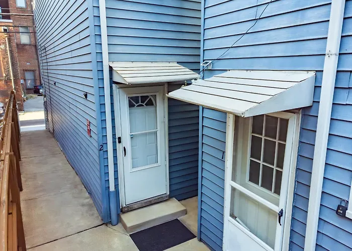 Apartment 3 Bedroom Southside Pad - Sleeps 8 - Amazing Location Pittsburgh